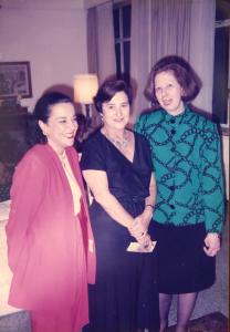 A embaixadora Thereza Quintella posa para foto ao lado da primeira-dama Ruth Cardoso e da embaixatriz em Pequim, Adriana Médicis. A foto foi feita durante a IV Conferência Mundial sobre a Mulher de 1995, realizada em Pequim.